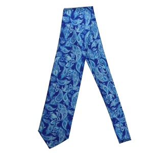 Cravate sartoriale en soie premium, motif cachemire d'inspiration artistique sur fond bleu ciel, fabriquée à la main en Italie

 