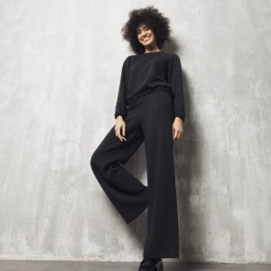 Camisa preta macia completa e calças