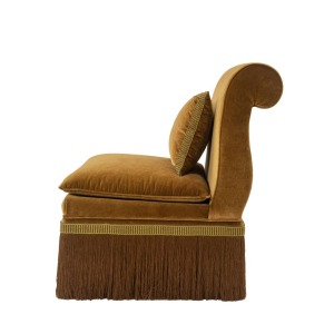 Poltroncina in velluto con cuscino e frangia decorativa.

 
 