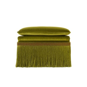 Velvet ottoman con cojín y franja decorativa.


.