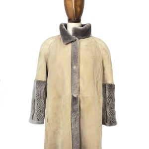 Cappotto in Shearling Beige con Dettagli in Maglia Intarsiata e Chiusura Invisibile
 

 