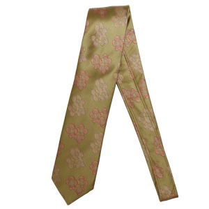 Cravate sartoriale premium en soie, motif floral rose sur fond jaune or, fabriquée à la main en Italie

 