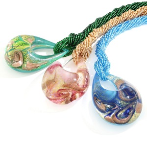 Collier avec pendentif en verre