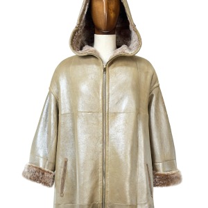 Veste Mantella en Perle Shearling avec Hood et finition poli métallique
