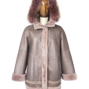 Manteau Taupe avec capuchon Fox naturel et finitions brodées