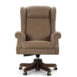 Poltrona in pelle con base in legno tinto noce e finitura opaca.